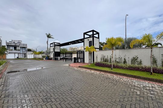 Fachada de casa de condomínio à venda com 3 quartos, 280m² em Recreio dos Bandeirantes, Rio de Janeiro