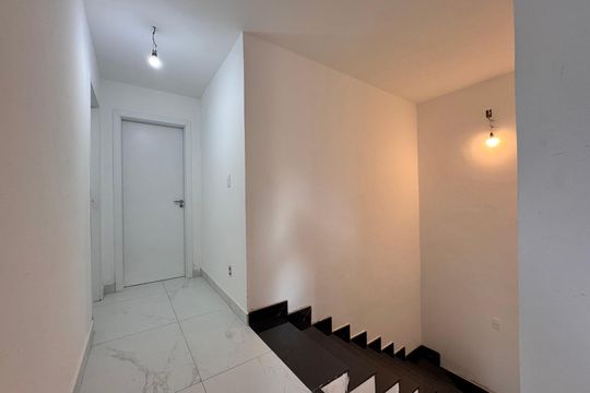 Hall Dormitórios de casa de condomínio à venda com 3 quartos, 280m² em Recreio dos Bandeirantes, Rio de Janeiro