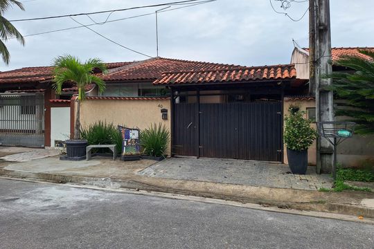 Fachada de casa à venda com 2 quartos, 300m² em Serra Grande, Niterói