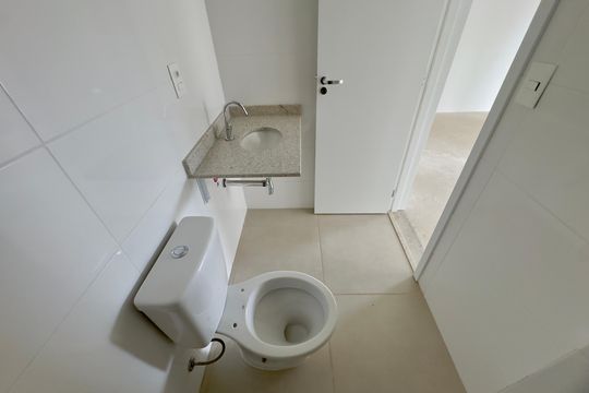 Banheiro de apartamento à venda com 1 quarto, 54m² em Picanço, Guarulhos