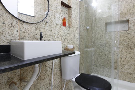 Banheiro de kitnet/studio para alugar com 1 quarto, 25m² em Peró, Cabo Frio