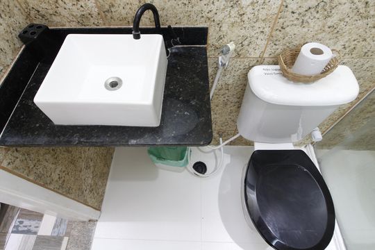 Banheiro de kitnet/studio para alugar com 1 quarto, 25m² em Peró, Cabo Frio