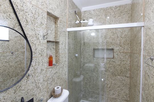 Banheiro de kitnet/studio para alugar com 1 quarto, 25m² em Peró, Cabo Frio