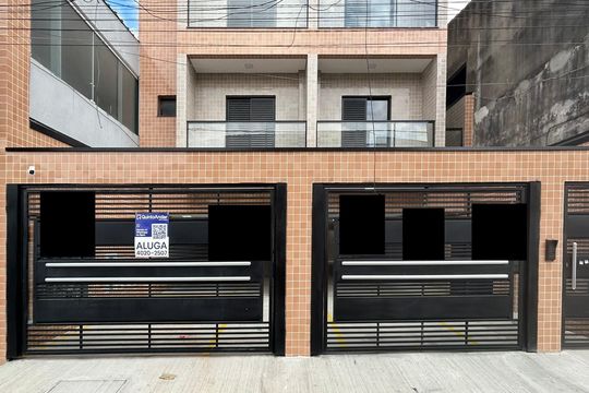 Placa instalada na fachada do imóvel  de kitnet/studio para alugar com 1 quarto, 36m² em Jardim Ottawa, Guarulhos