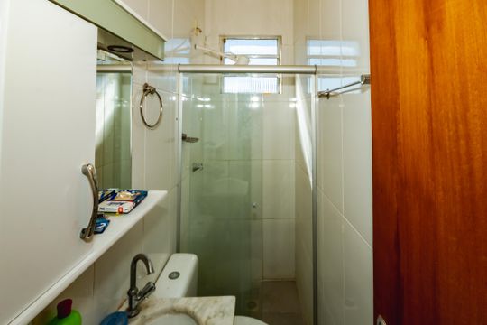 Banheiro de apartamento à venda com 1 quarto, 43m² em Trevo, Belo Horizonte