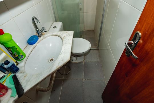 Banheiro de apartamento à venda com 1 quarto, 43m² em Trevo, Belo Horizonte