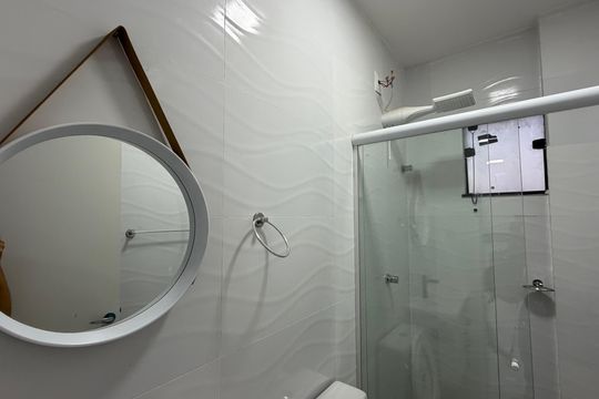 Banheiro de kitnet/studio para alugar com 1 quarto, 37m² em Piatã, Salvador