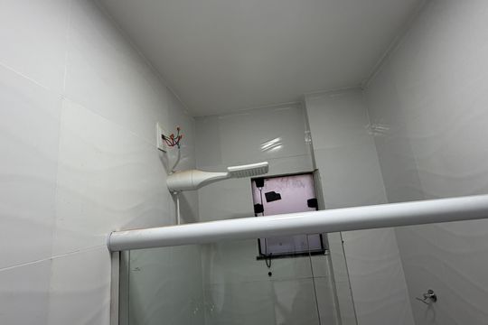 Banheiro de kitnet/studio para alugar com 1 quarto, 37m² em Piatã, Salvador