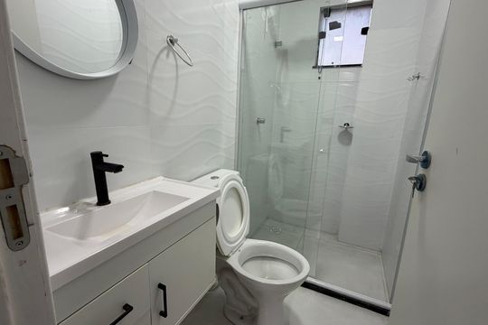 Banheiro de kitnet/studio para alugar com 1 quarto, 37m² em Piatã, Salvador