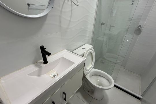 Banheiro de kitnet/studio para alugar com 1 quarto, 37m² em Piatã, Salvador