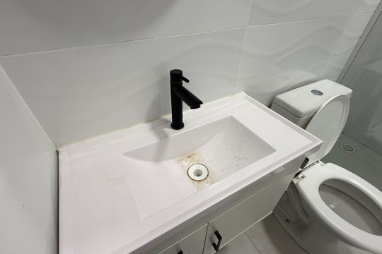 Banheiro de kitnet/studio para alugar com 1 quarto, 36m² em Piatã, Salvador