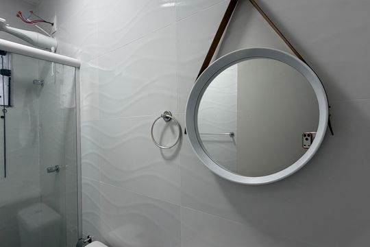 Banheiro de kitnet/studio para alugar com 1 quarto, 27m² em Piatã, Salvador