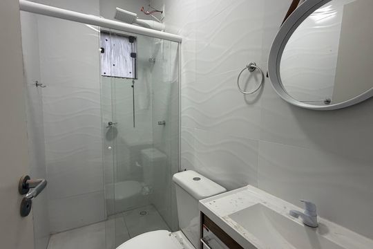 Banheiro de kitnet/studio para alugar com 1 quarto, 27m² em Piatã, Salvador