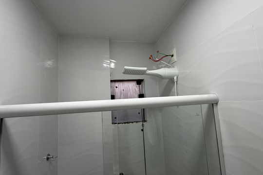 Banheiro de kitnet/studio para alugar com 1 quarto, 27m² em Piatã, Salvador