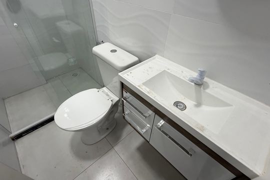 Banheiro de kitnet/studio para alugar com 1 quarto, 27m² em Piatã, Salvador