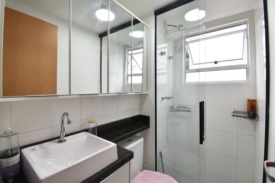 Banheiro de apartamento para alugar com 2 quartos, 42m² em Santo Antônio, São José dos Pinhais