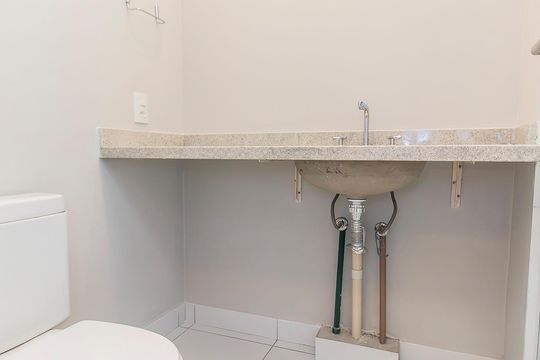 Banheiro de apartamento à venda com 3 quartos, 247m² em Jardim do Salso, Porto Alegre