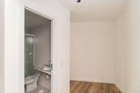 Banheiro de apartamento à venda com 1 quarto, 42m² em Partenon, Porto Alegre