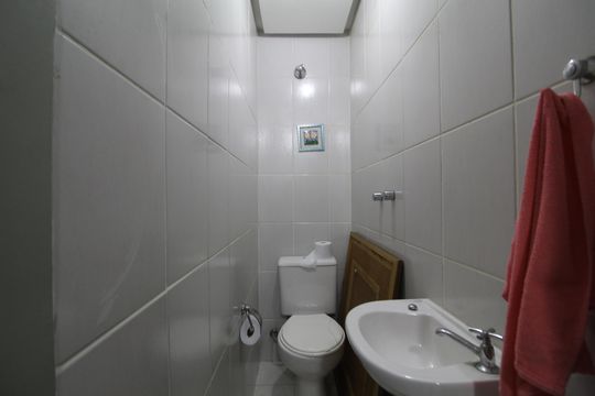 Banheiro de Serviço de apartamento para alugar com 3 quartos, 120m² em Taquara, Rio de Janeiro