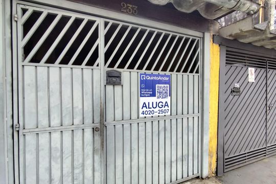 Plaquinha de casa para alugar com 2 quartos, 72m² em Jardim Clarice, São Paulo