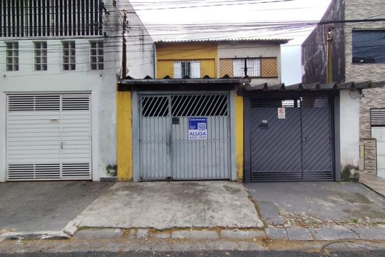 Fachada de casa para alugar com 2 quartos, 72m² em Jardim Clarice, São Paulo