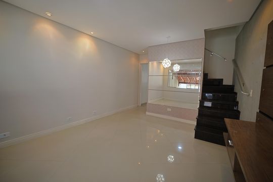 Sala de casa de condomínio para alugar com 2 quartos, 75m² em Vila Paranagua, São Paulo