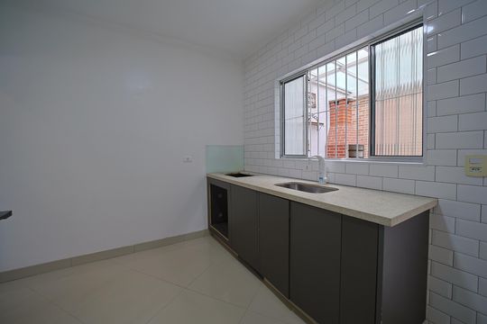 Cozinha de casa de condomínio para alugar com 2 quartos, 75m² em Vila Paranagua, São Paulo