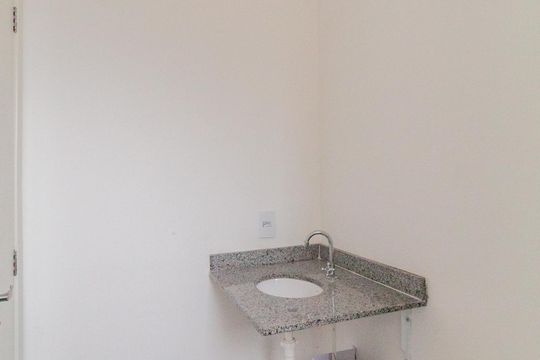Banheiro de apartamento para alugar com 2 quartos, 44m² em Centro, Carapicuíba
