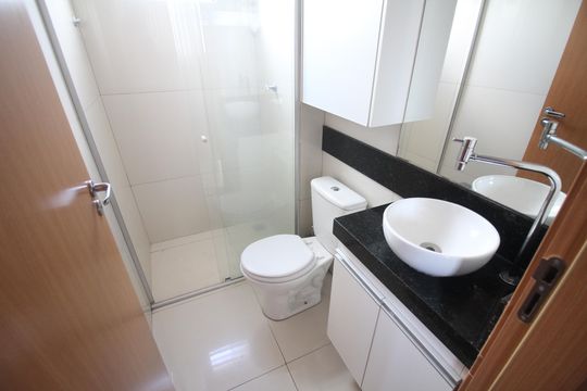 Banheiro de apartamento para alugar com 2 quartos, 45m² em Califórnia, Contagem
