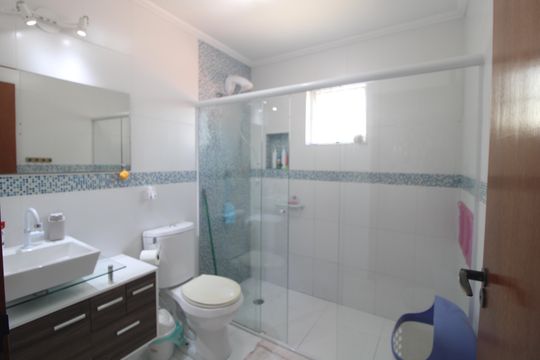 Banheiro comum de casa à venda com 4 quartos, 125m² em Jardim das Imbuias, São Paulo