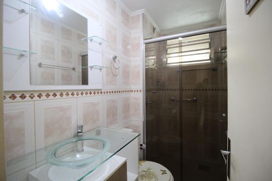 Banheiro de apartamento à venda com 1 quarto, 44m² em Santa Rosa de Lima, Porto Alegre