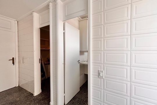 Corredor área de serviço  de casa de condomínio para alugar com 4 quartos, 341m² em Jardim Paulista, Barueri