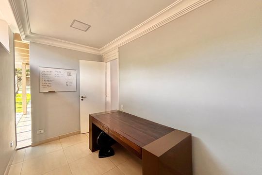 Escritório de casa de condomínio para alugar com 4 quartos, 341m² em Jardim Paulista, Barueri