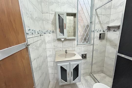 Banheiro de kitnet/studio para alugar com 1 quarto, 35m² em Marechal Hermes, Rio de Janeiro