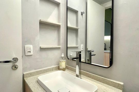 Banheiro de kitnet/studio à venda com 1 quarto, 28m² em Sumaré, São Paulo