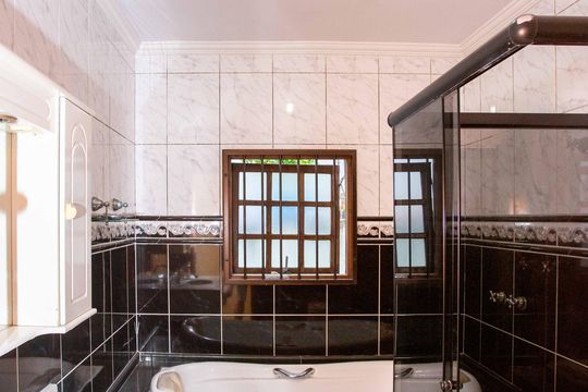 Banheiro da Suíte 1 de casa à venda com 6 quartos, 250m² em Vila Nogueira, Diadema