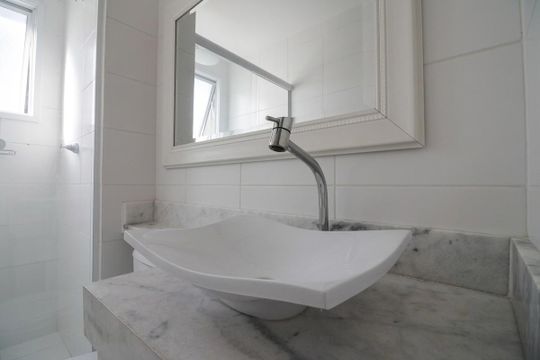 Banheiro de apartamento à venda com 2 quartos, 51m² em Centro, Barueri