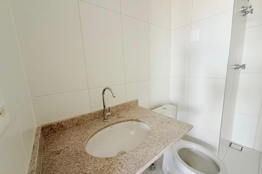Banheiro de kitnet/studio para alugar com 1 quarto, 29m² em Cidade Monções, São Paulo