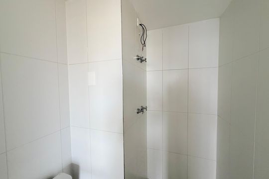 Banheiro de kitnet/studio para alugar com 1 quarto, 29m² em Cidade Monções, São Paulo