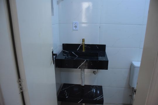 Banheiro da suíte de apartamento para alugar com 1 quarto, 57m² em Vila Ponta Pora, Cachoeirinha