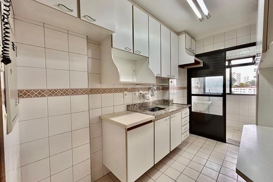 Cozinha de apartamento para alugar com 3 quartos, 75m² em Vila Bertioga, São Paulo