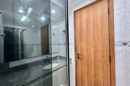 Banheiro de apartamento para alugar com 3 quartos, 75m² em Vila Bertioga, São Paulo