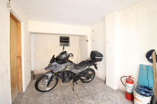 Garagem de casa à venda com 2 quartos, 250m² em Vila Popular, São Paulo