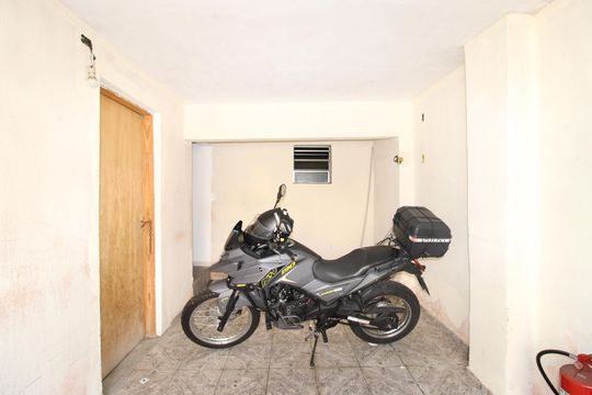 Garagem de casa à venda com 2 quartos, 250m² em Vila Popular, São Paulo