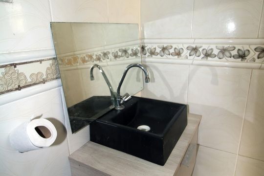 Banheiro de apartamento para alugar com 1 quarto, 46m² em Cordovil, Rio de Janeiro