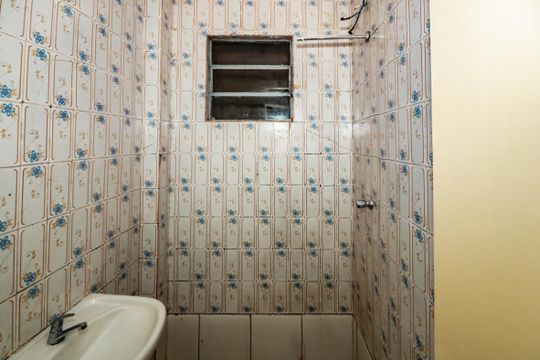 Banheiro social de casa para alugar com 2 quartos, 70m² em Santa Terezinha, Belo Horizonte