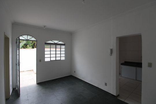 Casa para alugar com 2 quartos, 70m² em Santa Terezinha, Belo Horizonte