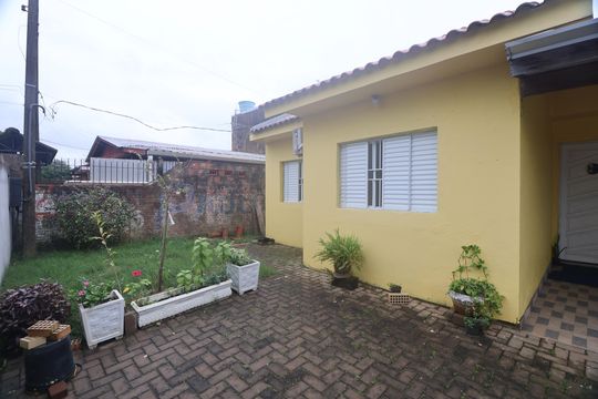 Área externa de casa à venda com 2 quartos, 100m² em Harmonia, Canoas