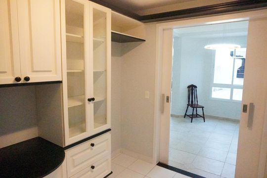 Cozinha de casa de condomínio à venda com 2 quartos, 180m² em Tamboré, Santana de Parnaíba