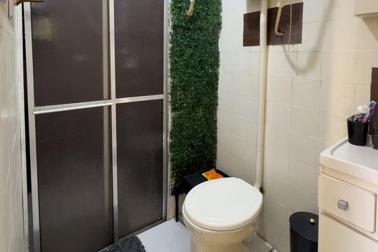 Banheiro de apartamento à venda com 1 quarto, 38m² em São Sebastião, Porto Alegre